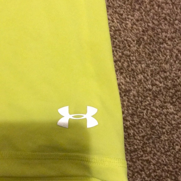 Women’s Under armour shirt - Picture 2 of 5